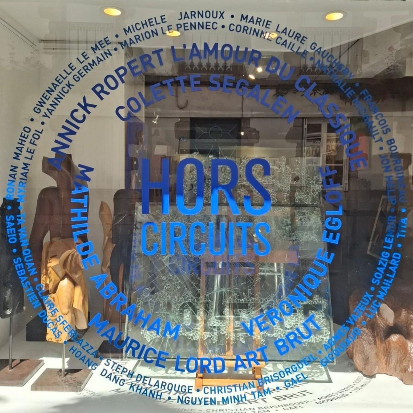 Vitrine de l’exposition Hors Circuits à la Galerie Les Belles Vues